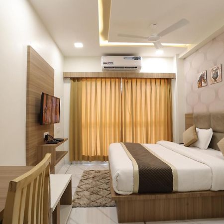 Hotel Lotus Ānand Екстериор снимка
