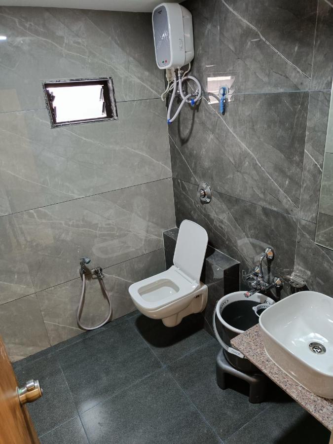 Hotel Lotus Ānand Екстериор снимка
