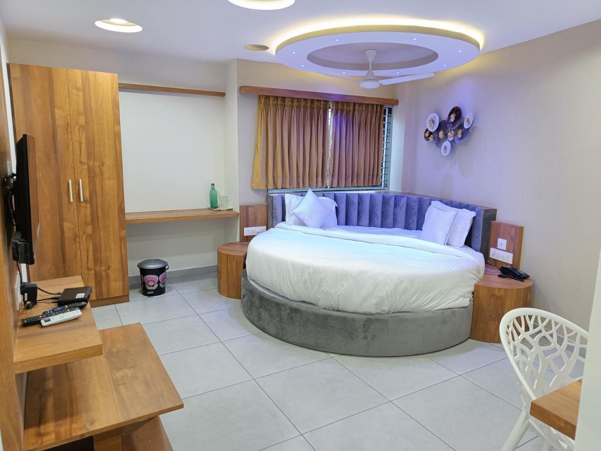 Hotel Lotus Ānand Екстериор снимка