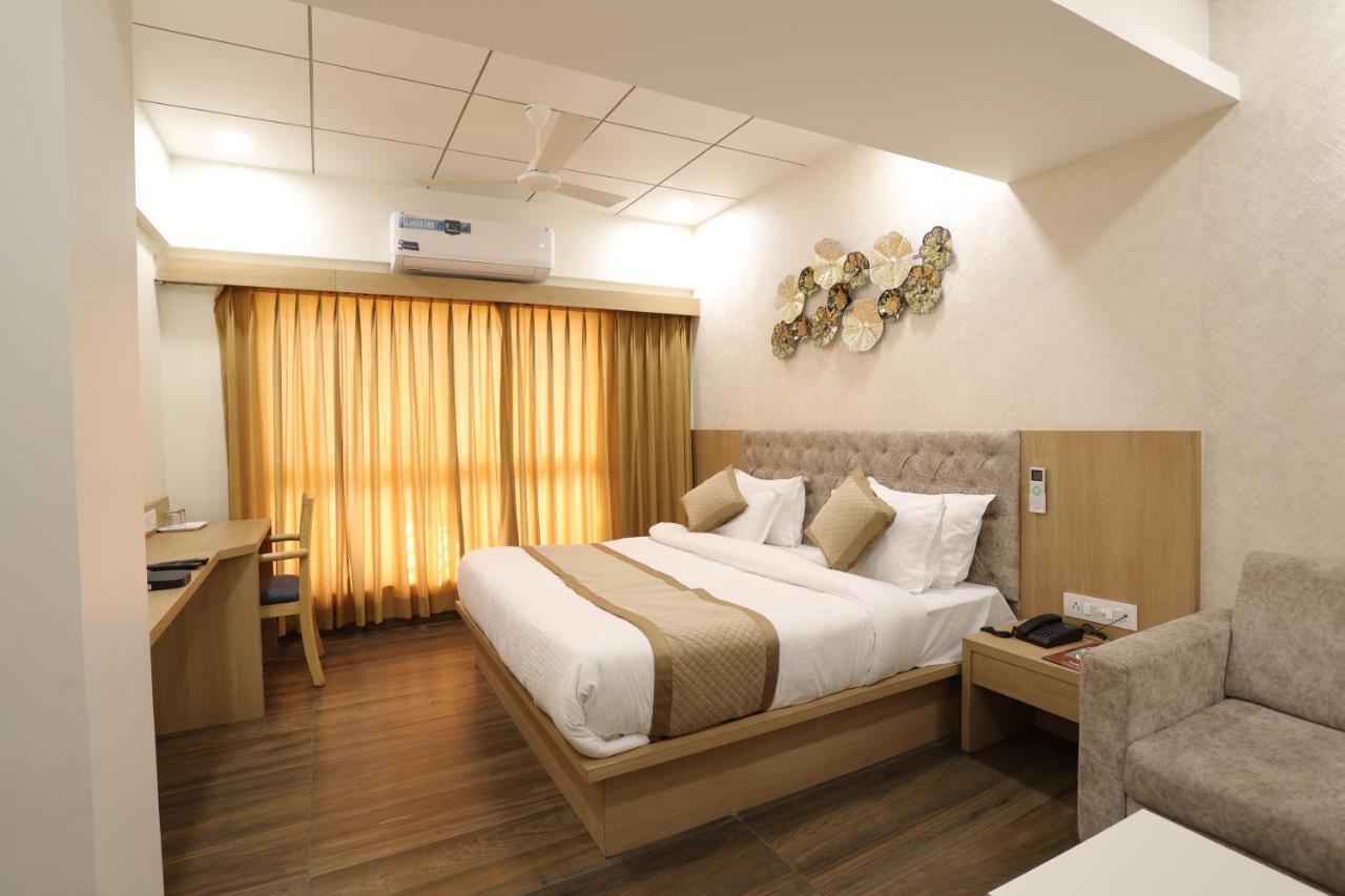 Hotel Lotus Ānand Екстериор снимка