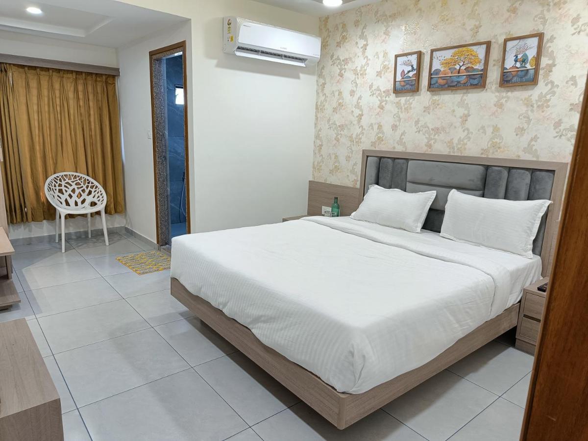 Hotel Lotus Ānand Екстериор снимка