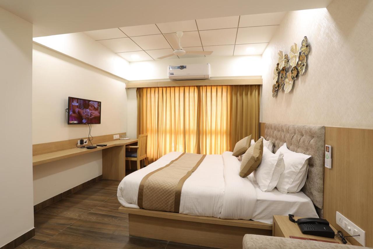 Hotel Lotus Ānand Екстериор снимка