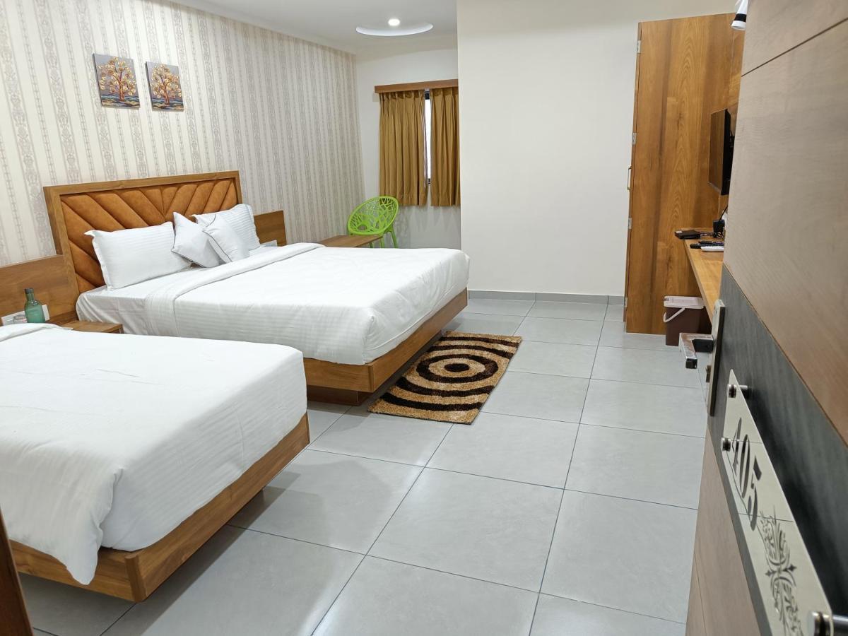 Hotel Lotus Ānand Екстериор снимка