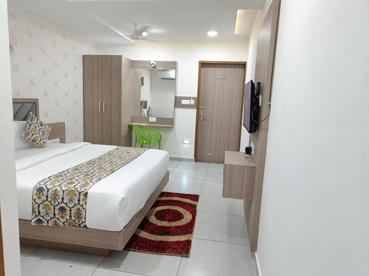 Hotel Lotus Ānand Екстериор снимка