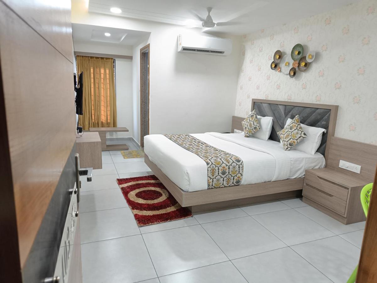 Hotel Lotus Ānand Екстериор снимка