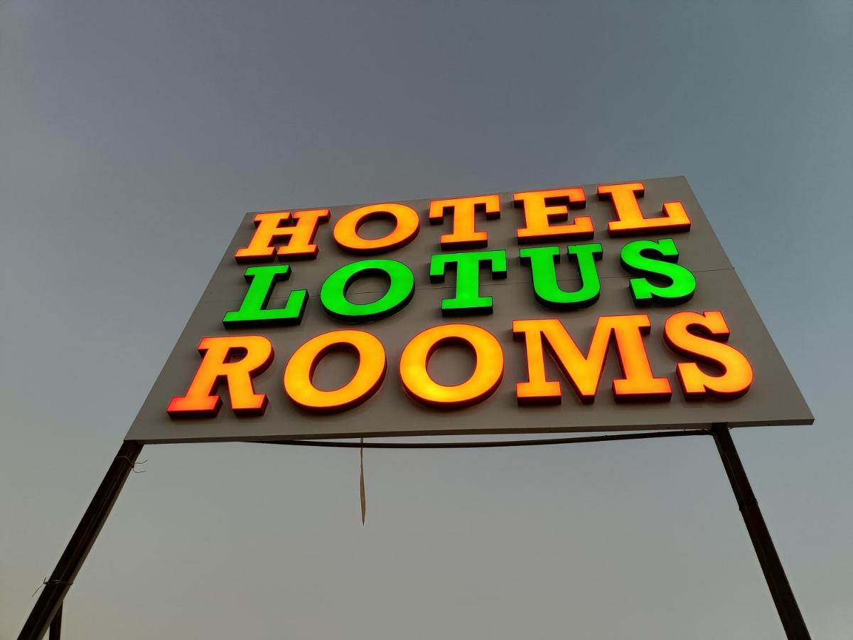 Hotel Lotus Ānand Екстериор снимка